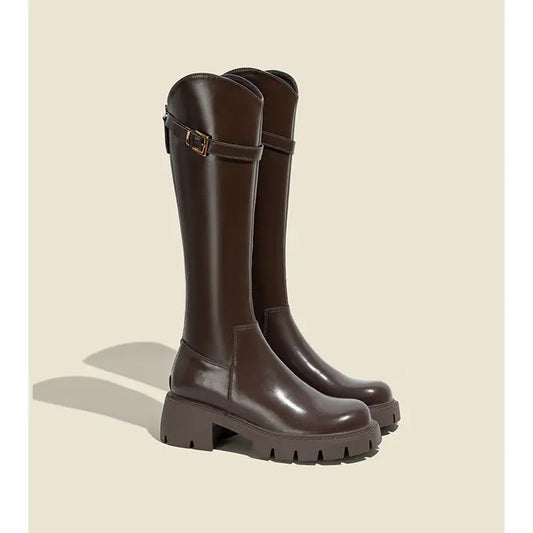 Elegante und stützende orthopädische Absätze