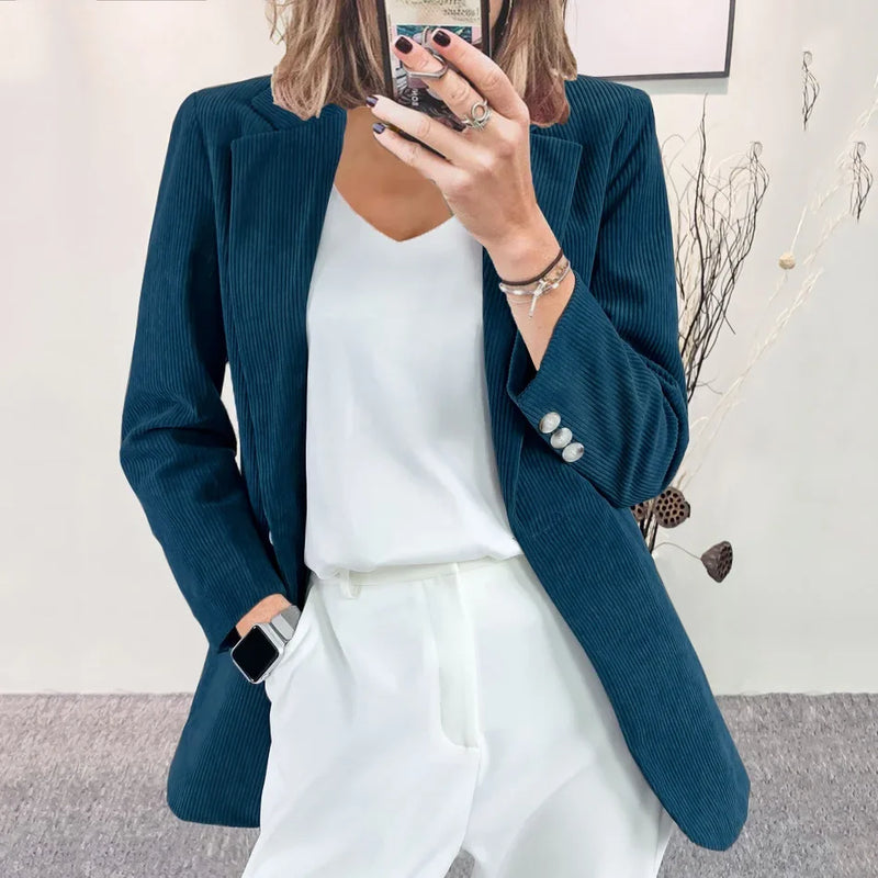 Klassisch gestaltete Strickjacke
