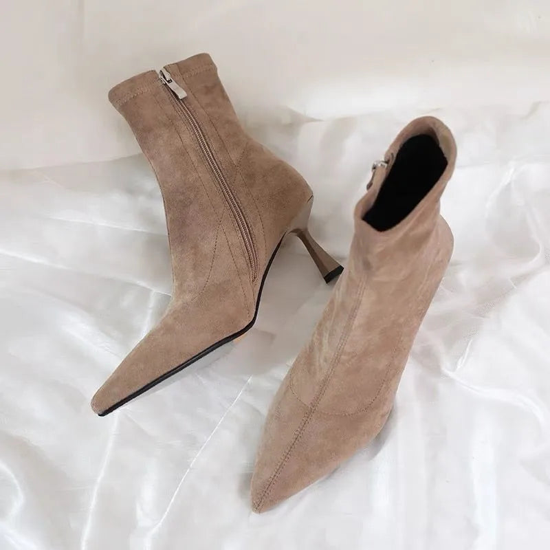 Modische und stützende orthopädische Stiefel
