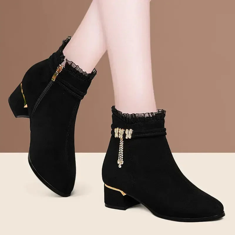 Elegante und stützende orthopädische Stiefel