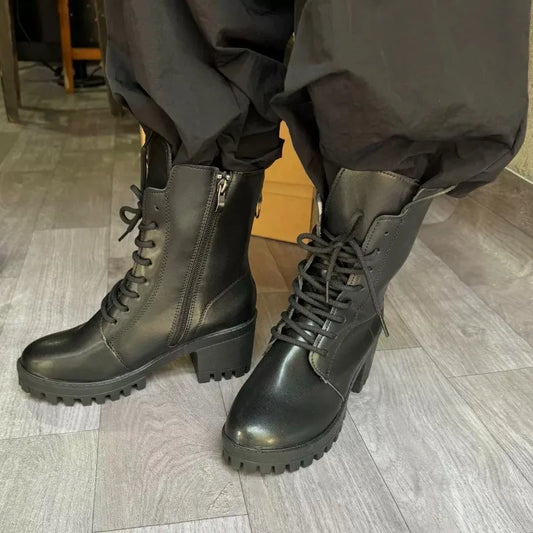 Stützende und trendige orthopädische Stiefel