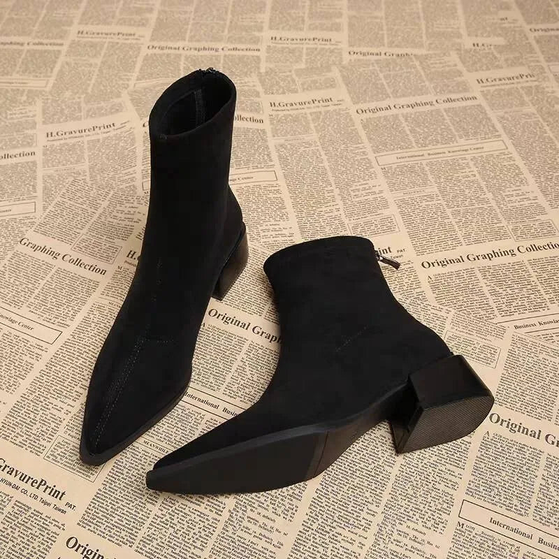 Stützende und trendige orthopädische Stiefel