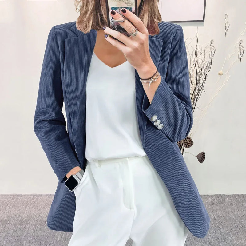 Klassisch gestaltete Strickjacke