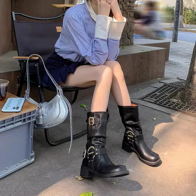 Stützende und trendige orthopädische Stiefel