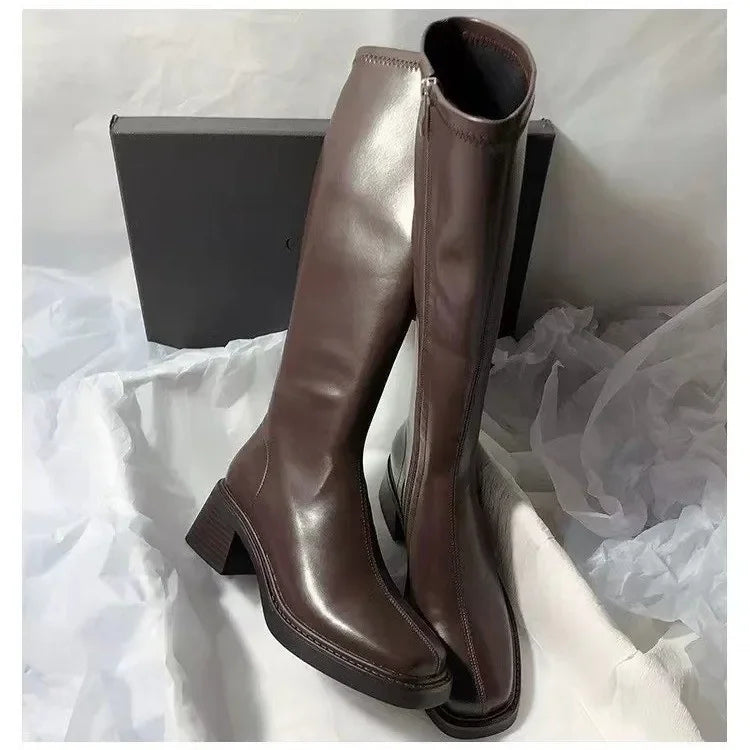 Stützende und trendige orthopädische Stiefel