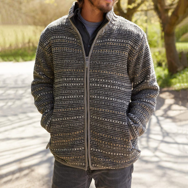Durchdacht gestaltete Strickjacke