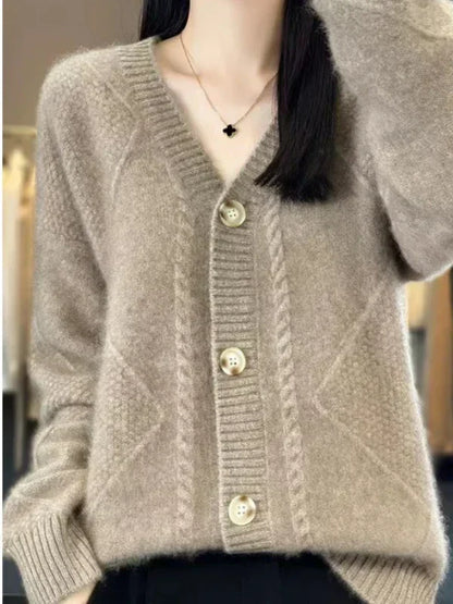 Kaschmirmix-Strickjacke mit zartem Zopfbesatz und Knopfleiste