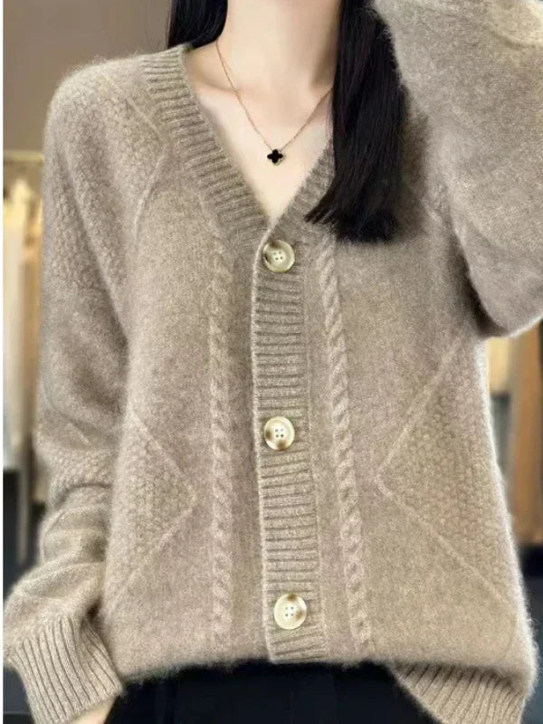 Kaschmirmix-Strickjacke mit zartem Zopfbesatz und Knopfleiste