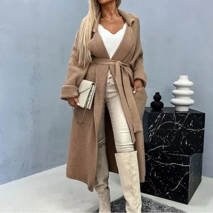 Klassisch gestaltete Strickjacke