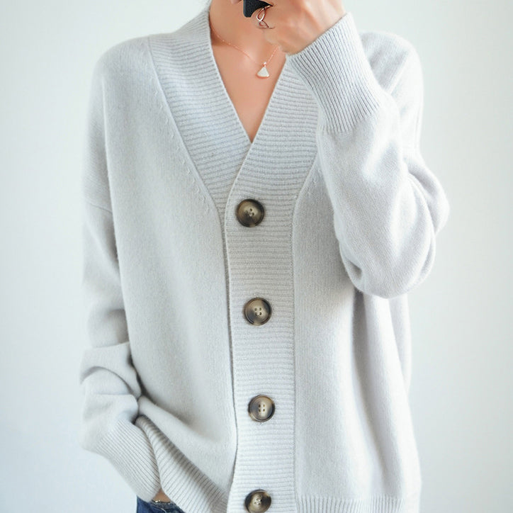 Klassisch gestaltete Strickjacke
