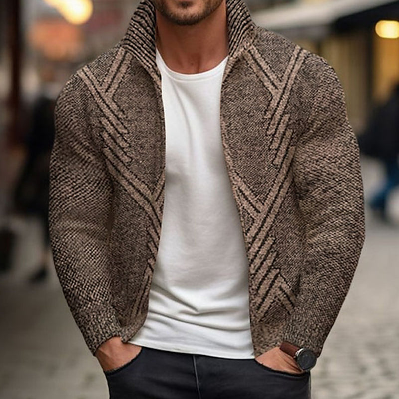 Klassisch gestaltete Strickjacke