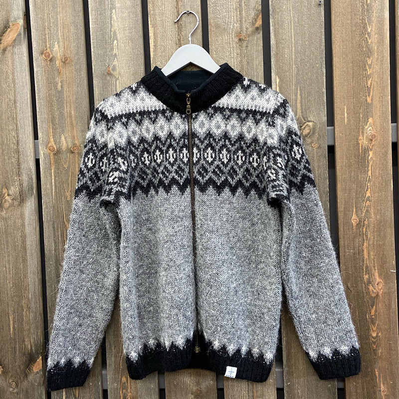 Durchdacht gestaltete Strickjacke