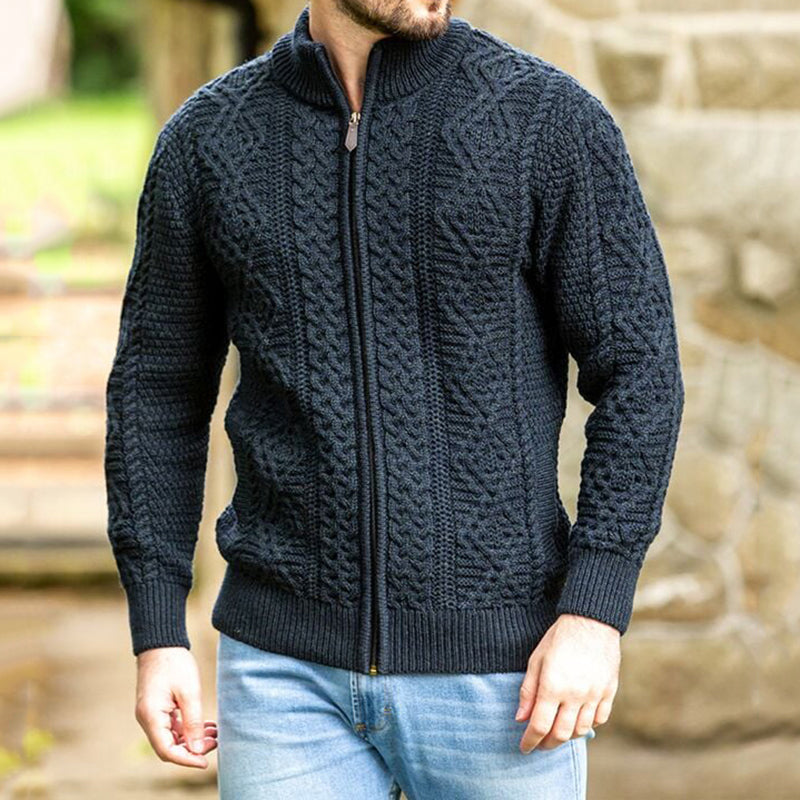 Klassisch gestaltete Strickjacke