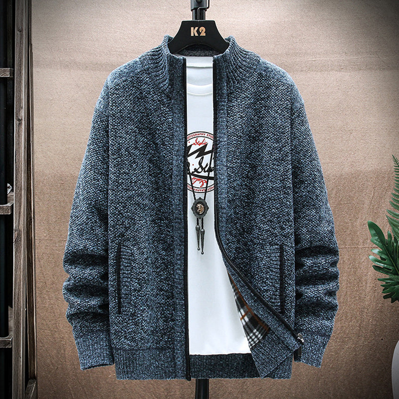 Klassisch gestaltete Strickjacke