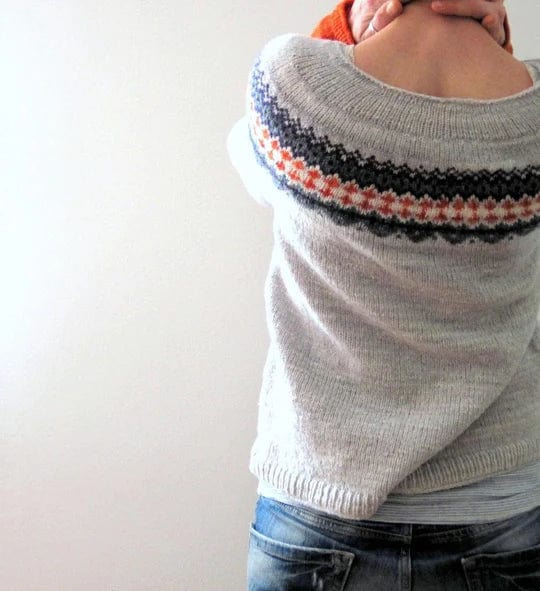 MW | Grauer Pullover im Boho-Stil