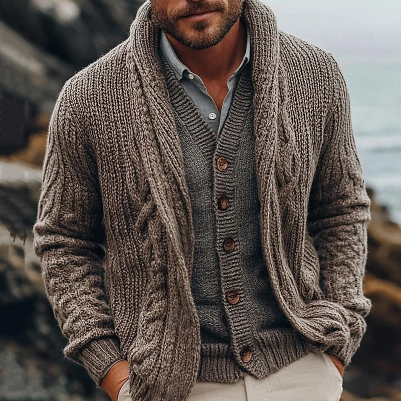 Klassisch gestaltete Strickjacke