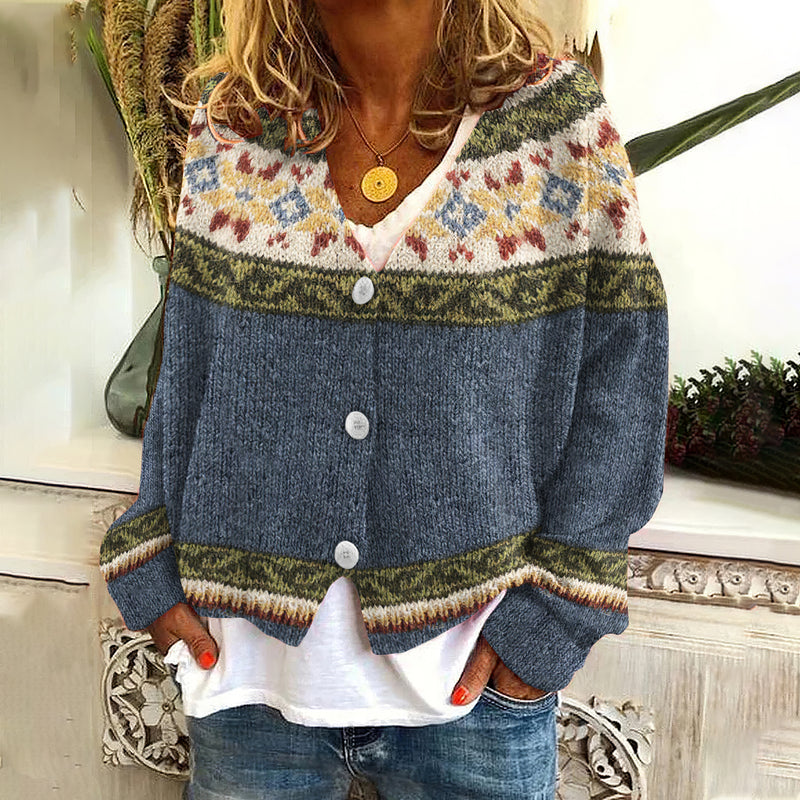 Klassisch gestaltete Strickjacke