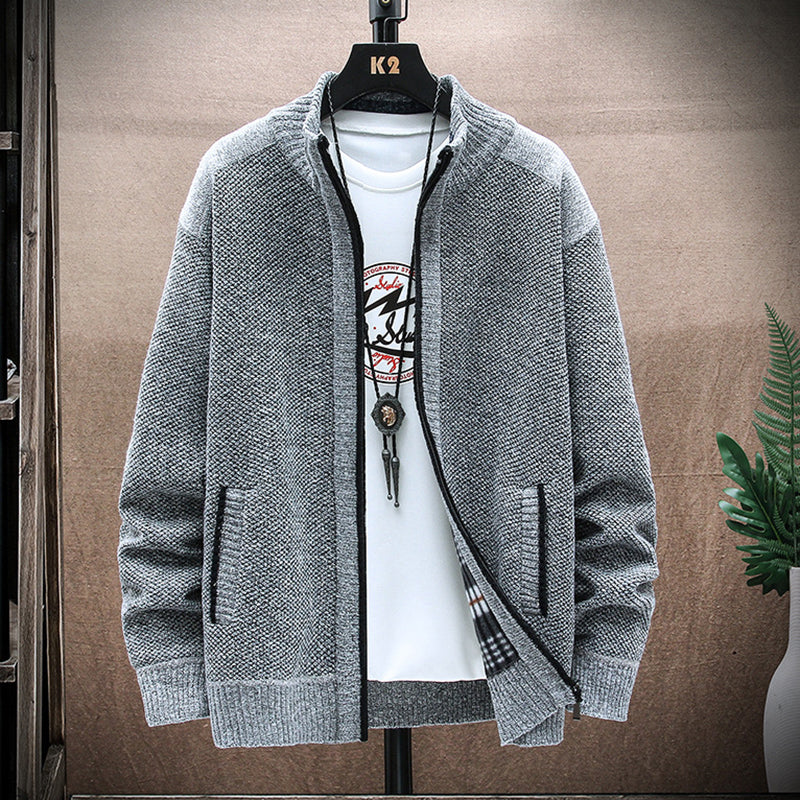 Klassisch gestaltete Strickjacke