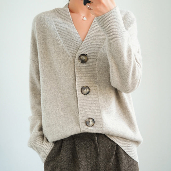 Klassisch gestaltete Strickjacke