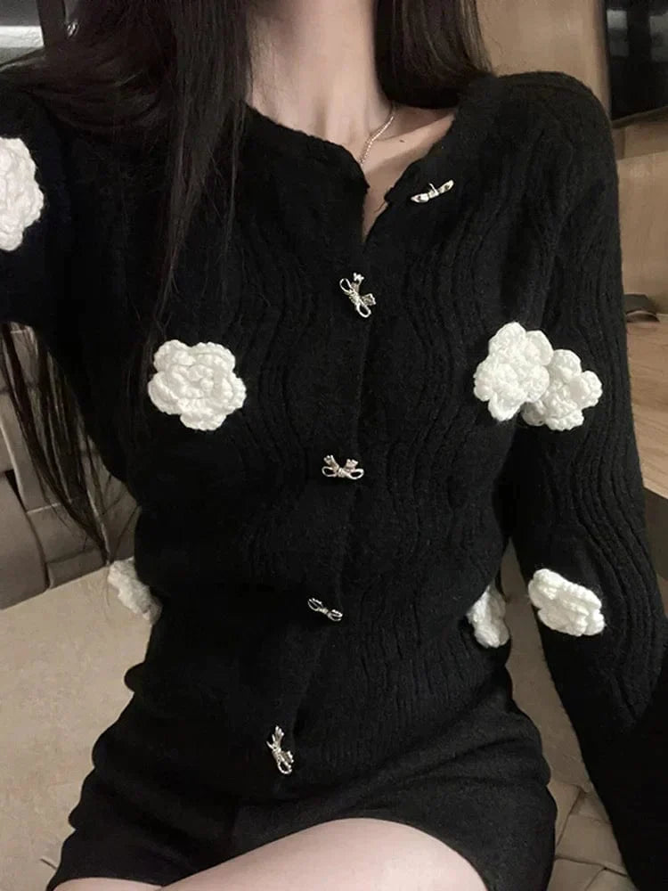 MW | Elegante Pullover in Schwarz mit 3D-Blumen und Einreihung
